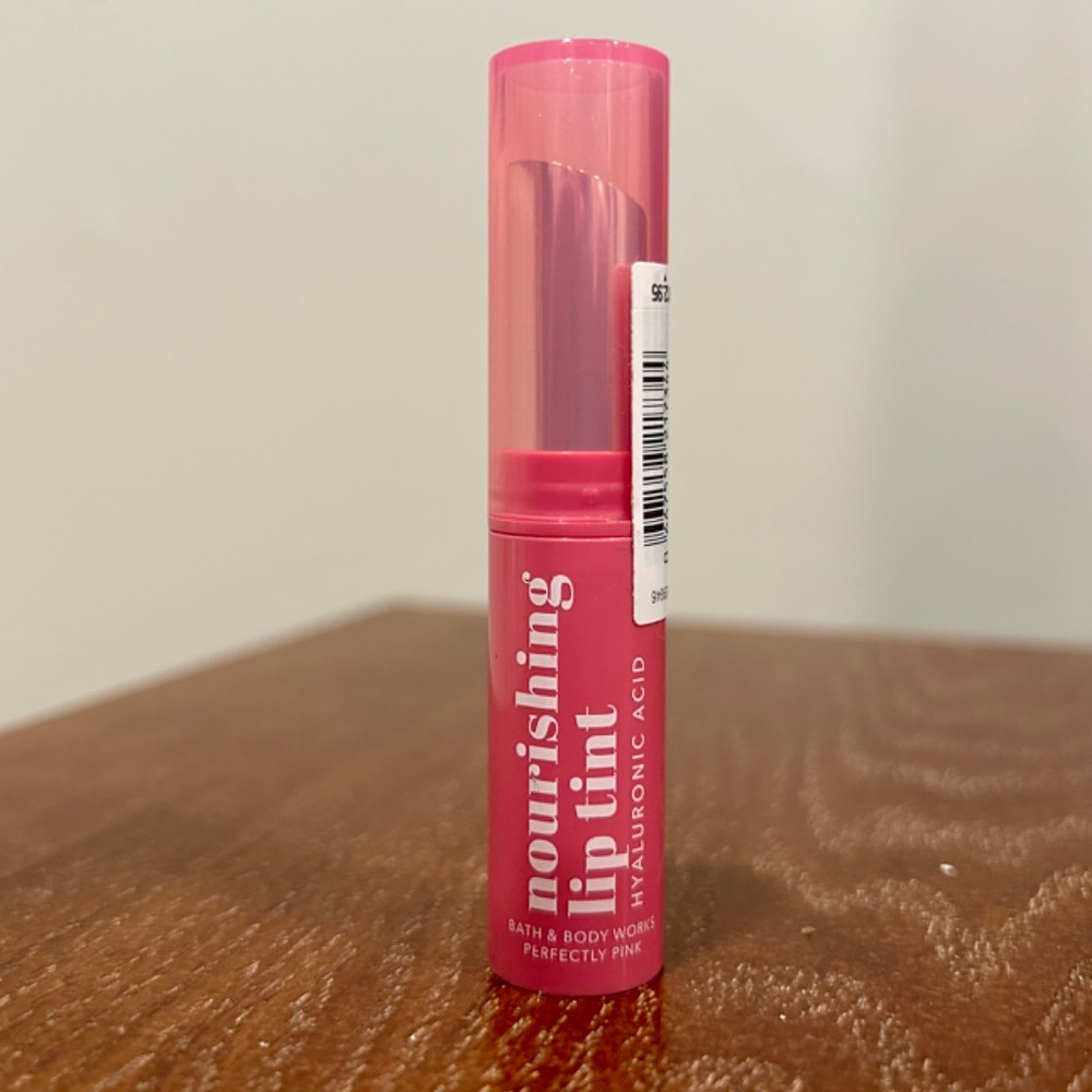 FREE with bundle‼️ NWT Bath & Body Works nourishing lip tint